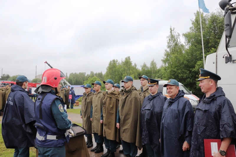 По случаю начала летнего периода обучения в центре проведено торжественное построение и митинг.