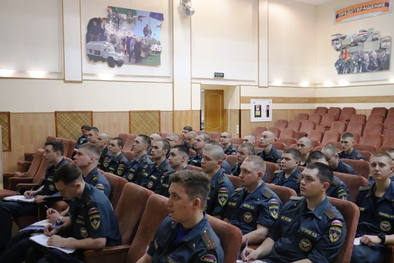 По случаю начала летнего периода обучения в центре проведено торжественное построение и митинг.