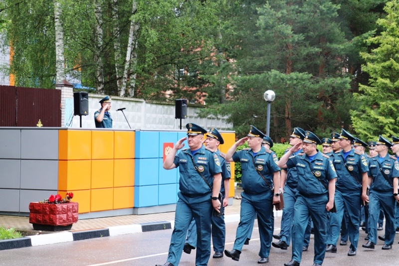 По случаю начала летнего периода обучения в центре проведено торжественное построение и митинг.