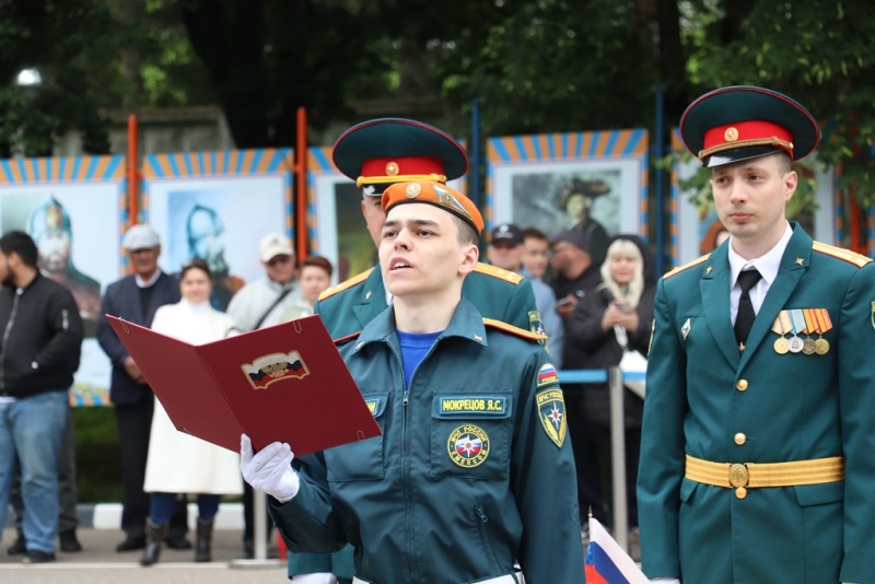 Военнослужащие роты вновь прибывшего пополнения приведены к военной присяге. Военнослужащие роты вновь прибывшего пополнения приведены к военной присяге.