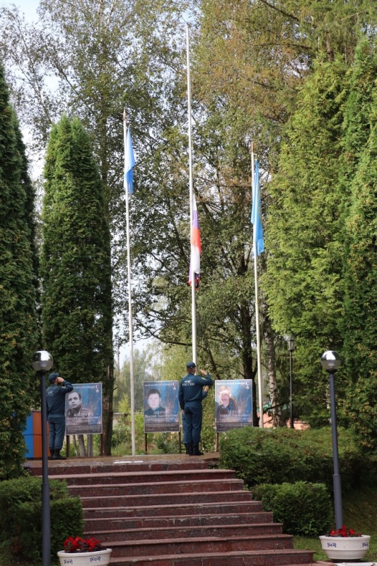 В центре торжественно отметили День Государственного флага России.